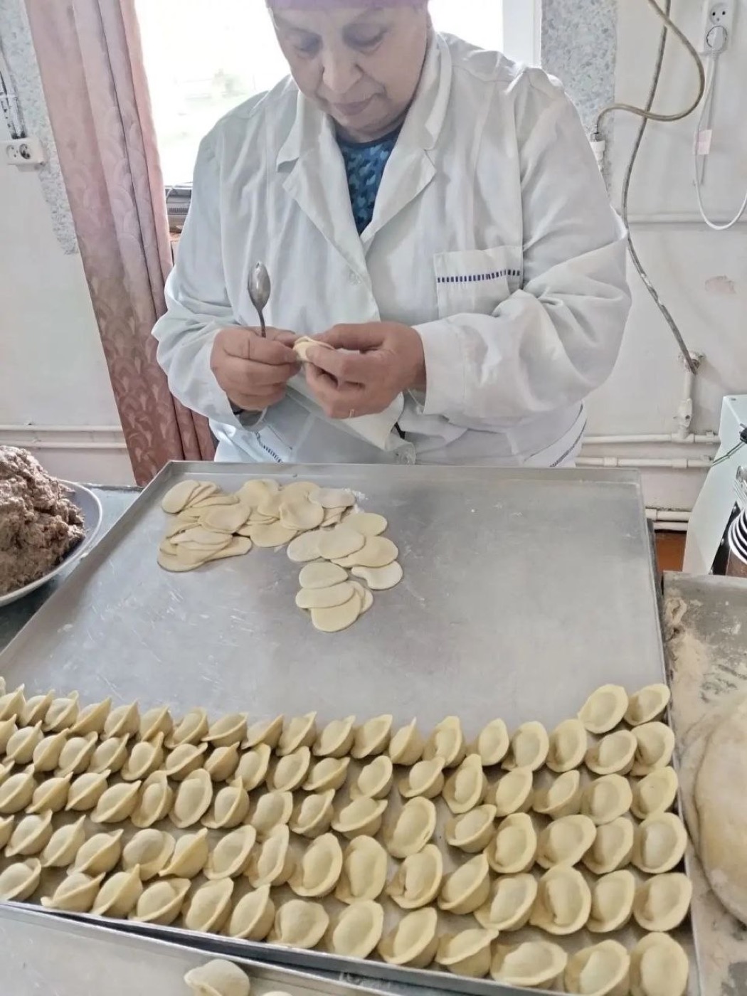 Лепка пельменей в цехе Зариповские