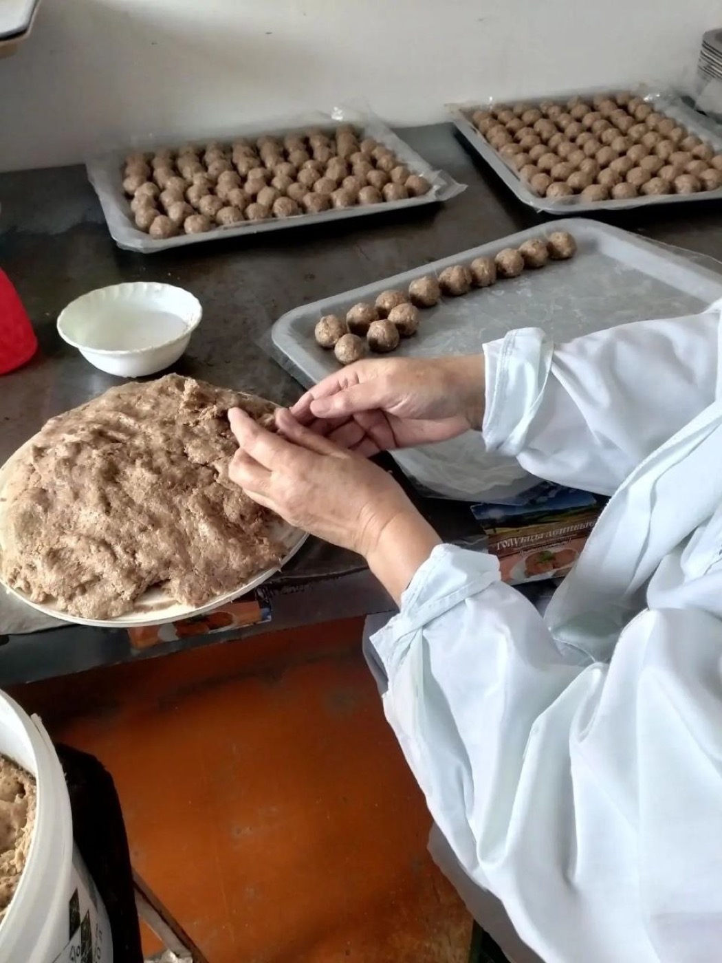 Фрикадельки на подносах в цехе Зариповские